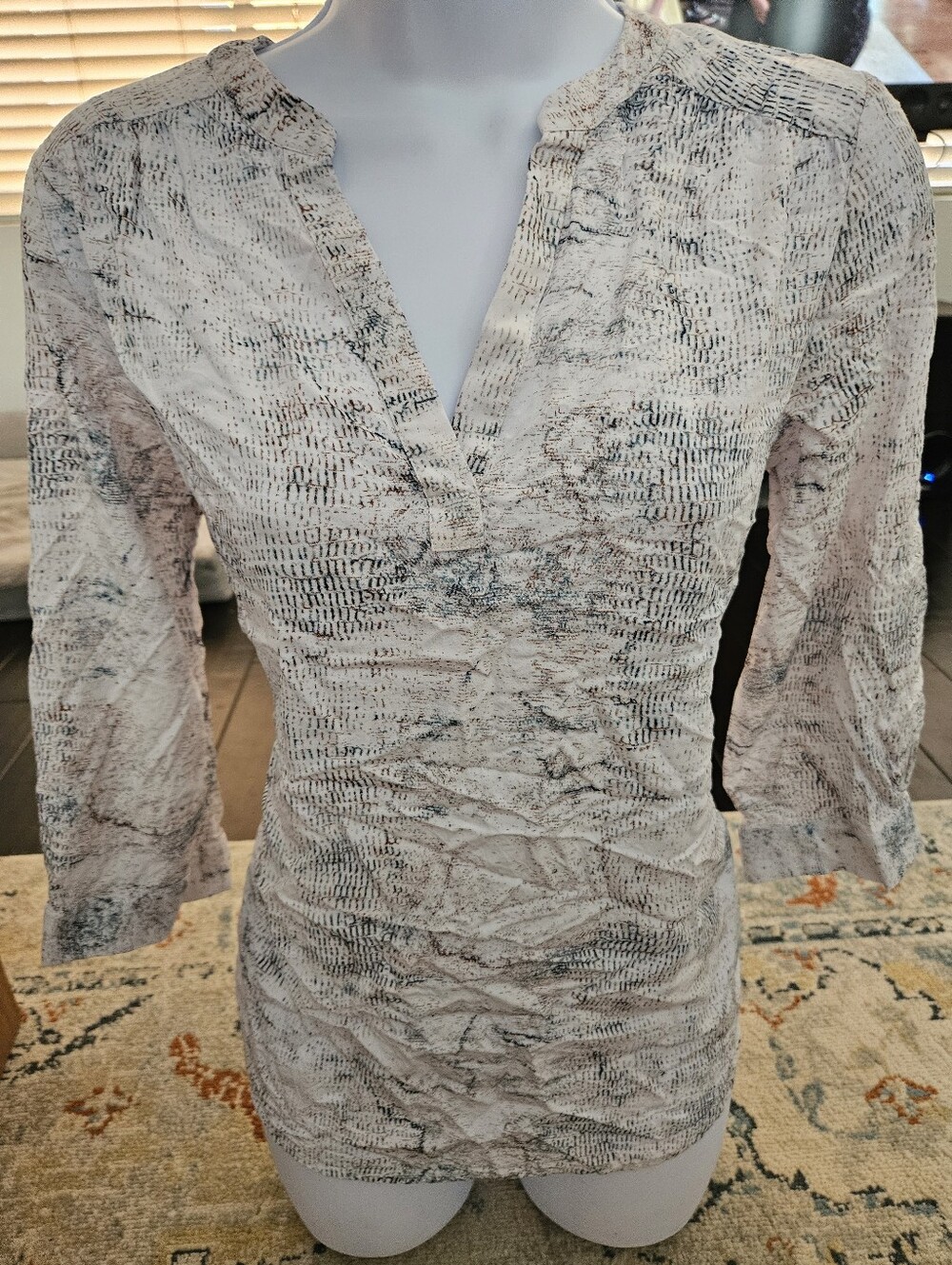 Dalia Textured Abstract Split Neck Popover Blouse Tunic Cream Gray S